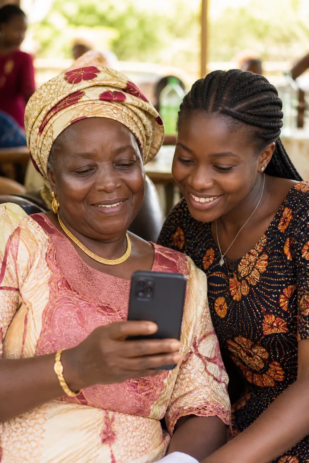 Membre de la famille montrant les photos de cérémonie sur un téléphone