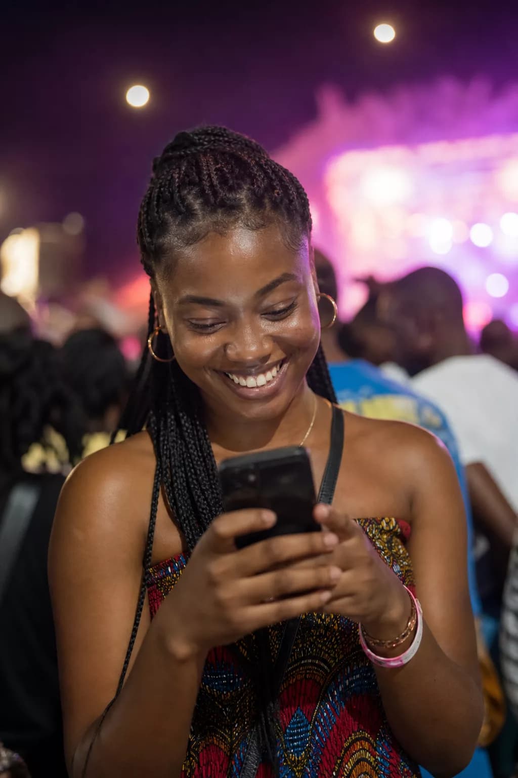 Festivalier consultant sur son téléphone les photos où il apparaît