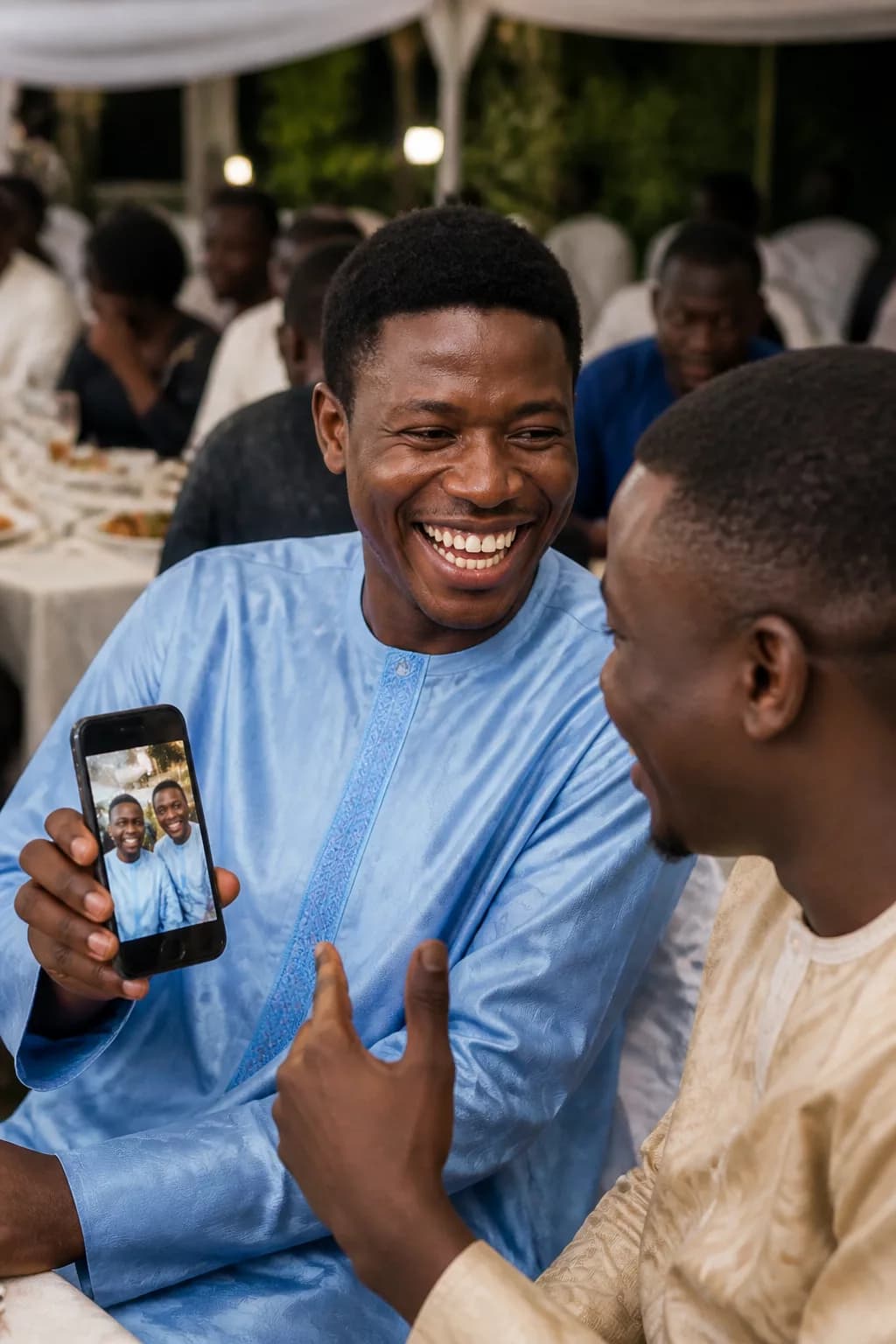 Invité à Bissau consultant ses photos d’événement sur smartphone