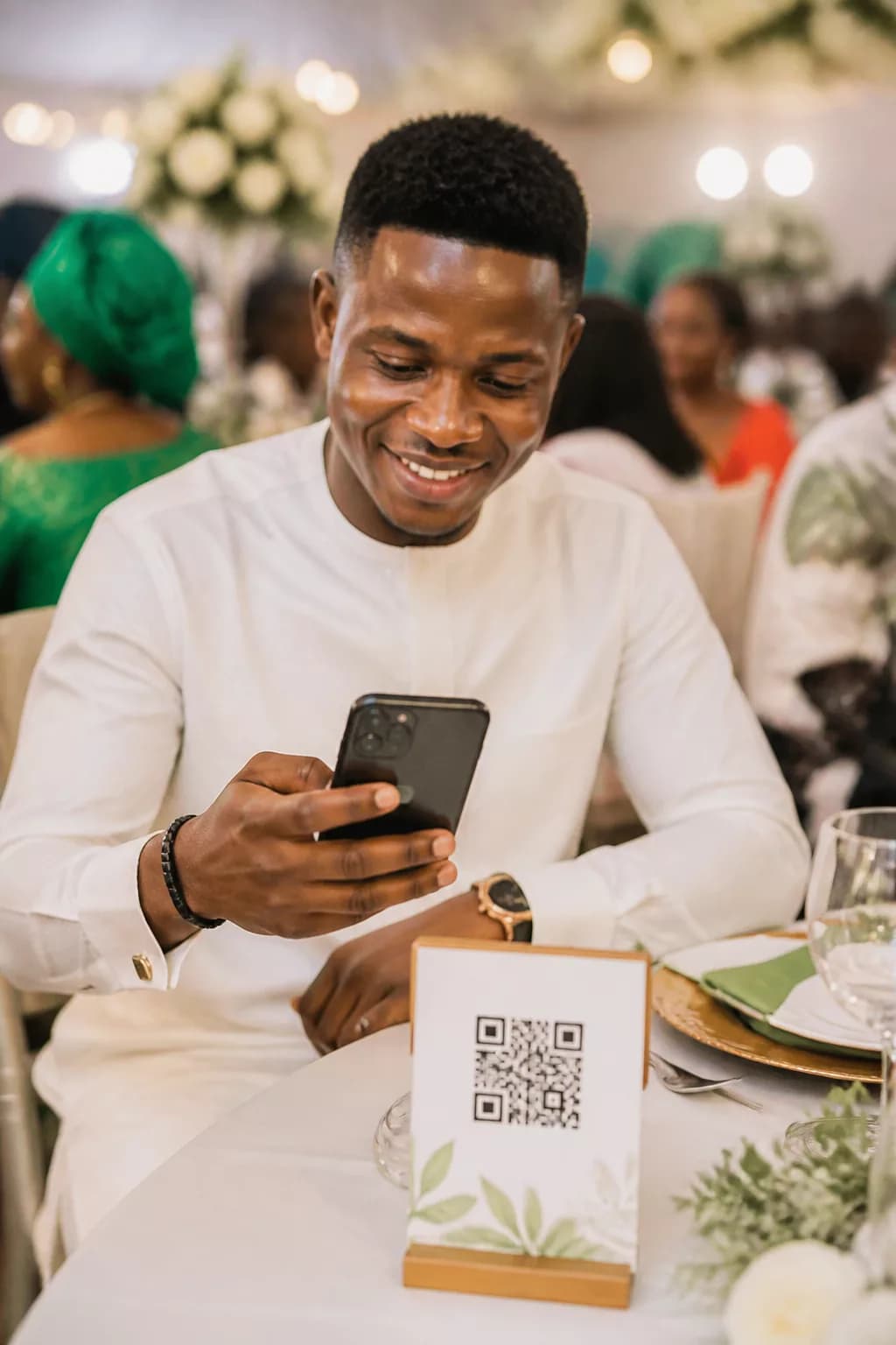 Invité consultant ses photos de mariage sur son téléphone après un scan QR