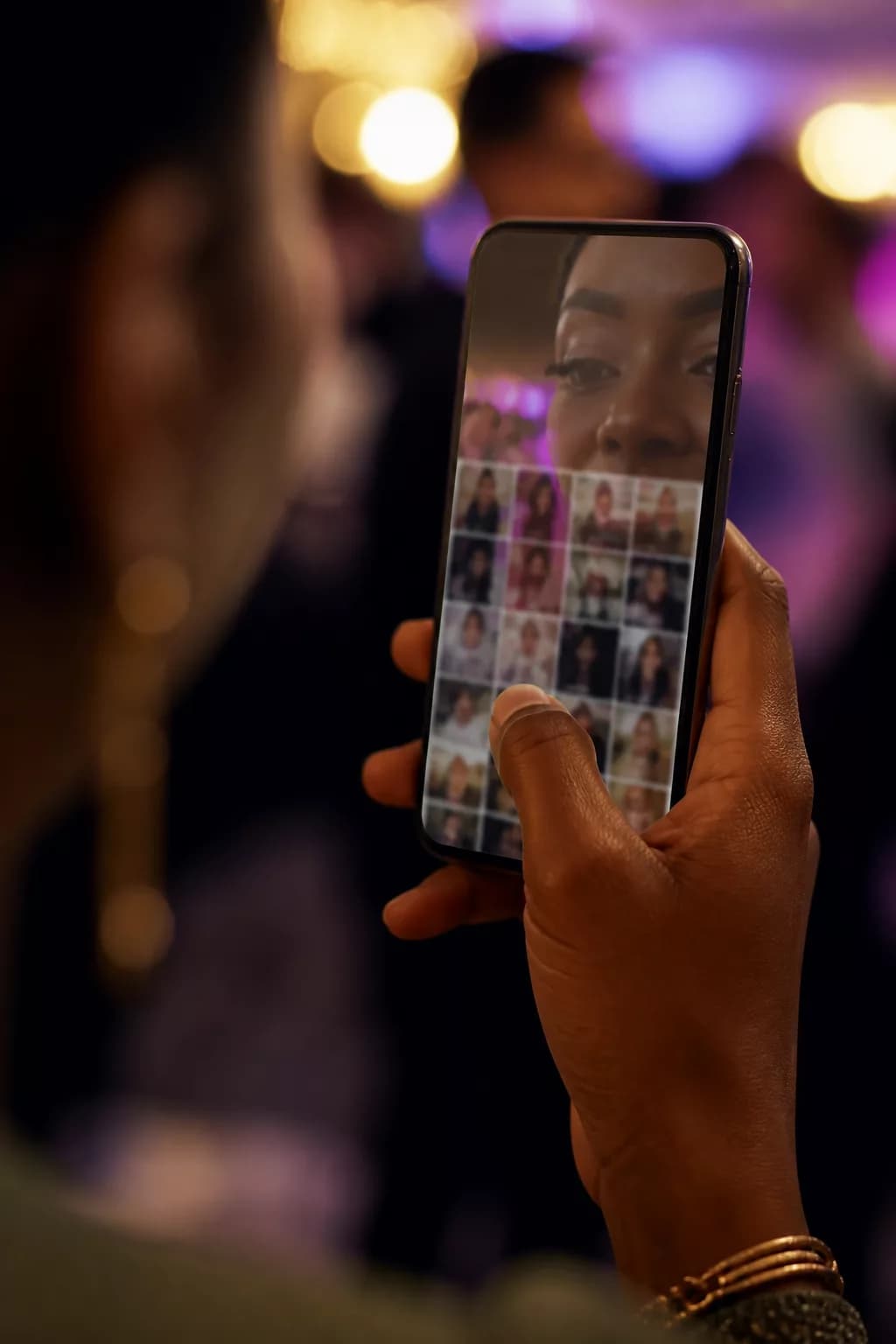 Personne souriante regardant sa galerie de photos après un matching selfie